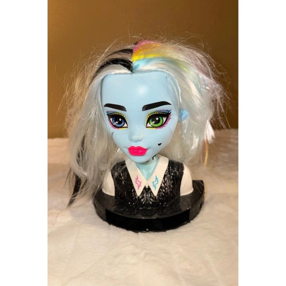 Monster high hair styling head
